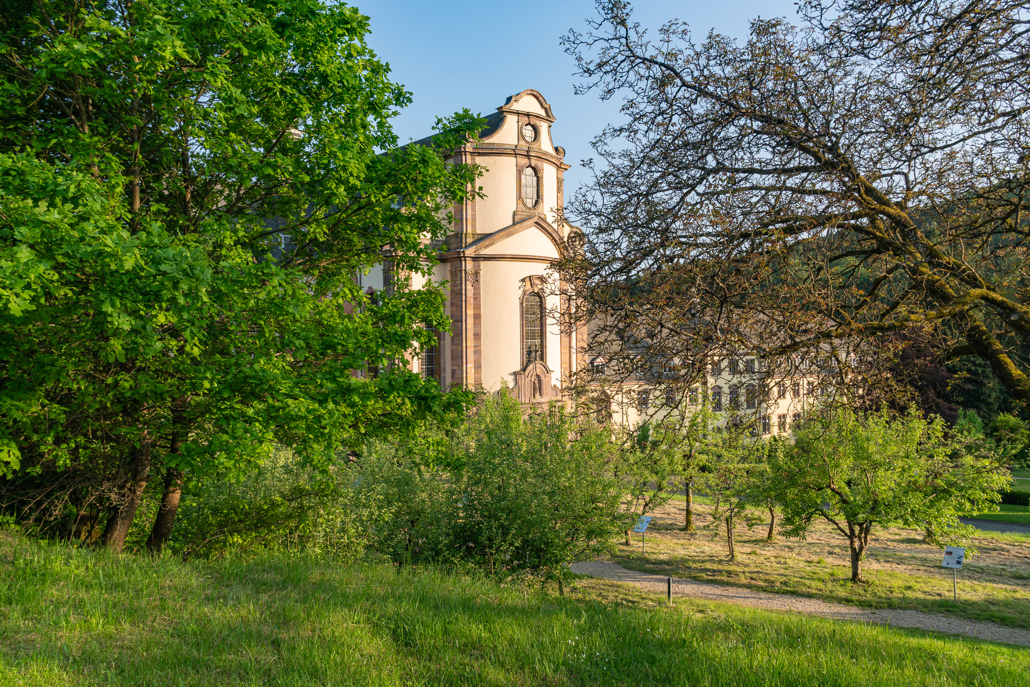 Obstwiese vor der Abtei